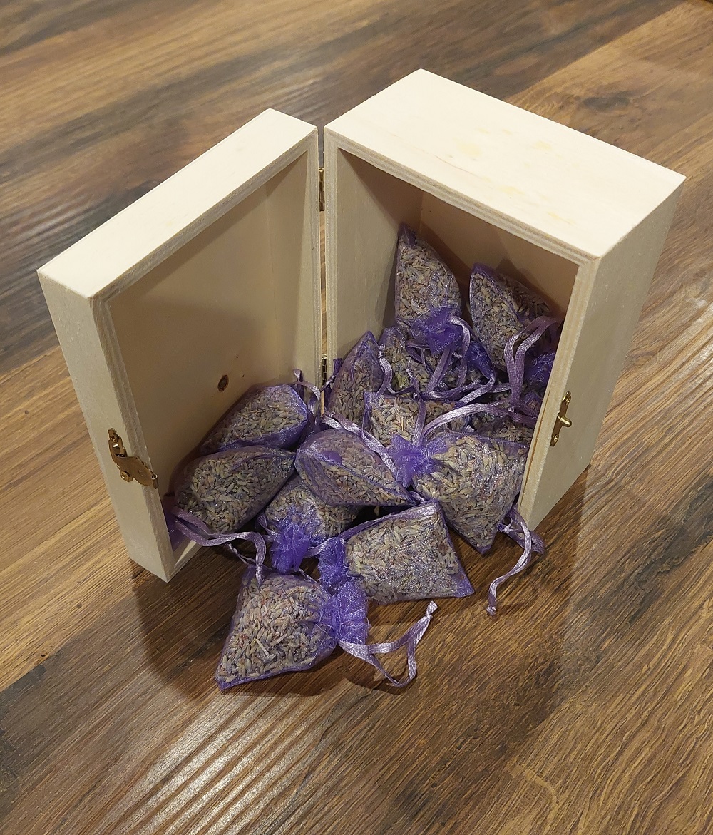 Lavendelsäckchen in einer kleinen Holzbox